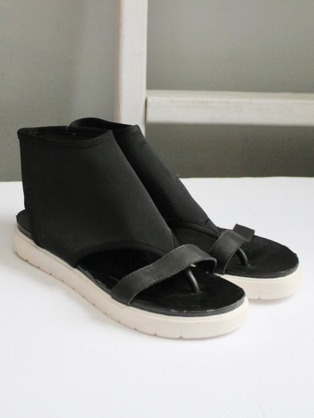 J/Slides Black Ankle Cuff Bootie Thong Sandals Black & White Size 10